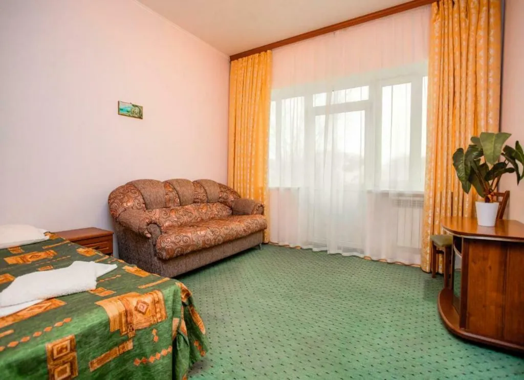 Номер на первой линии с видом на море без балкона из двух комнат