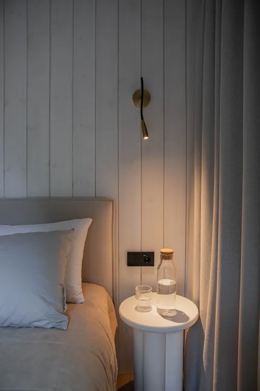 Дом в сосновом лесу с ванной у окна