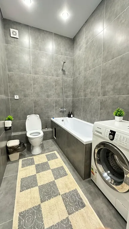 Романтичная светлая квартира с витражными окнами