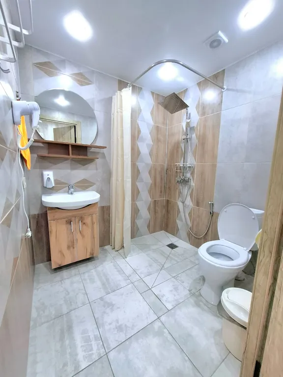 Уютный, комфортный для проживания на берегу озера, в зелени и тишине