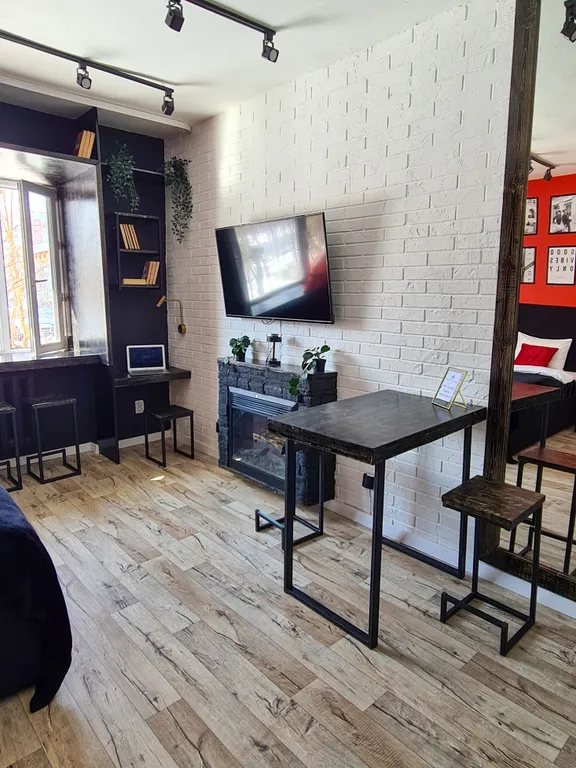 Студия с камином