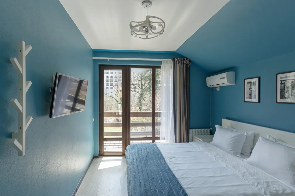 Двухэтажный дом с видом на горы, террасой и парковкой