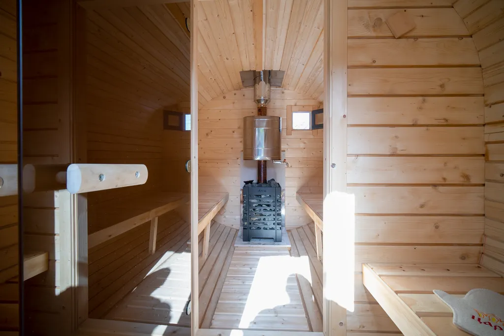 Уютный дом с теплым бассейном, дровяной баней и сибирским чаном