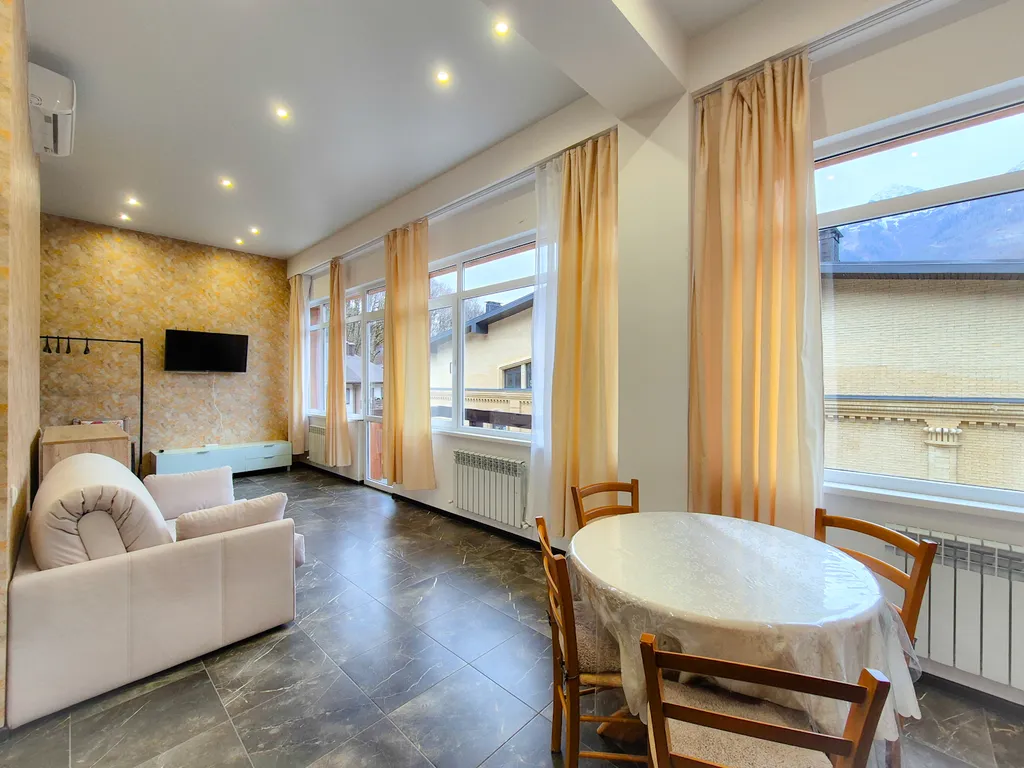 Просторная квартира с видом на горы