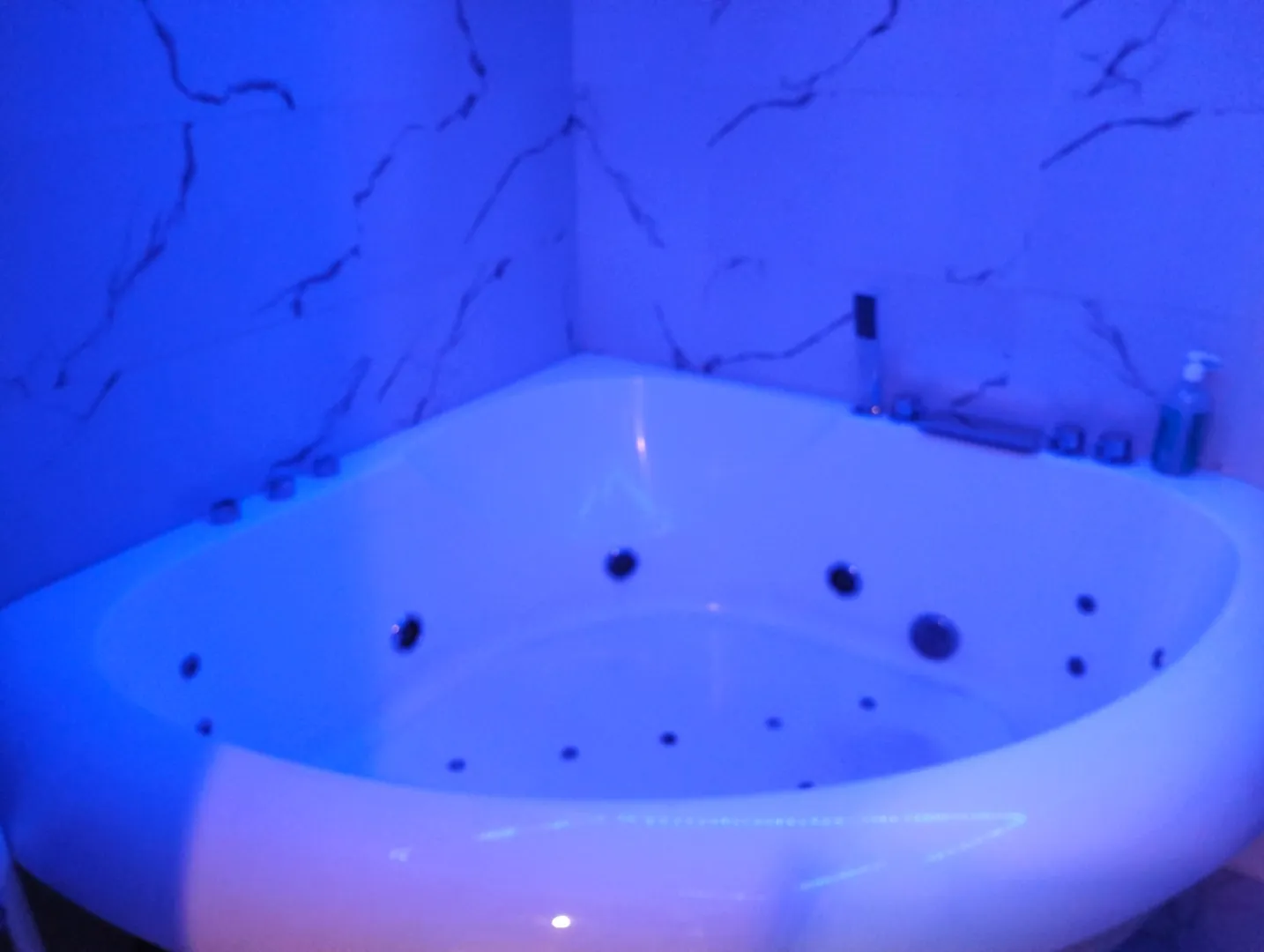 Разноцветная регулируемая подсветка ванной