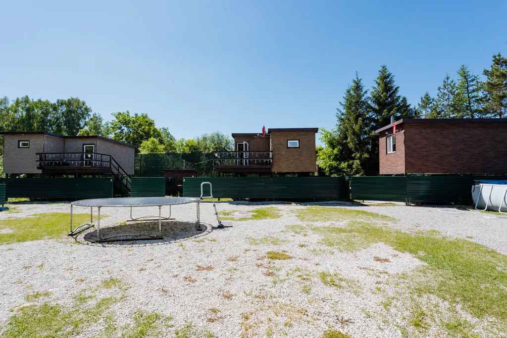 Бунгало на берегу озера в границе леса