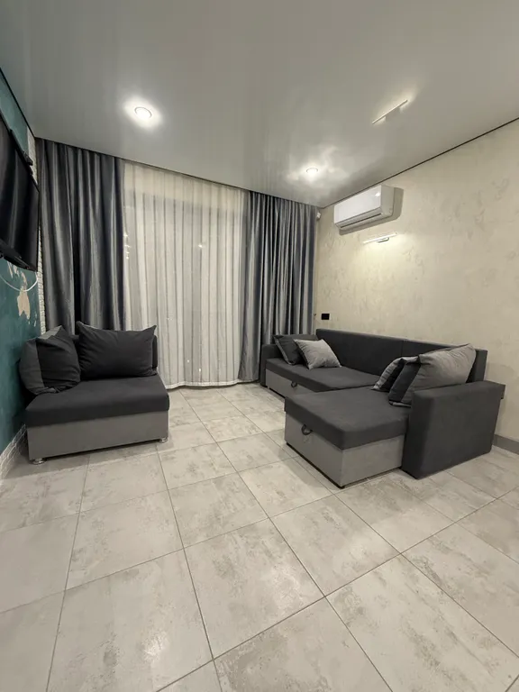 Студия с панорамными окнами и видом во двор