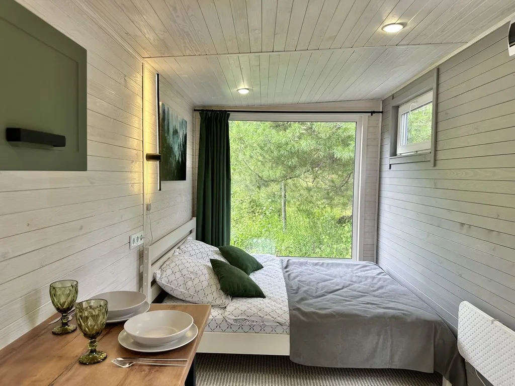 Домик в тихом и спокойном месте в окружении леса