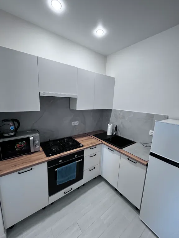 Квартира Квартира с новым ремонтом на первом этаже окна выходят на парковку — Элиста