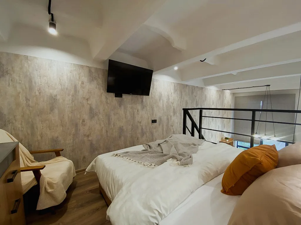 Двухуровневая студия с панорамными окнами