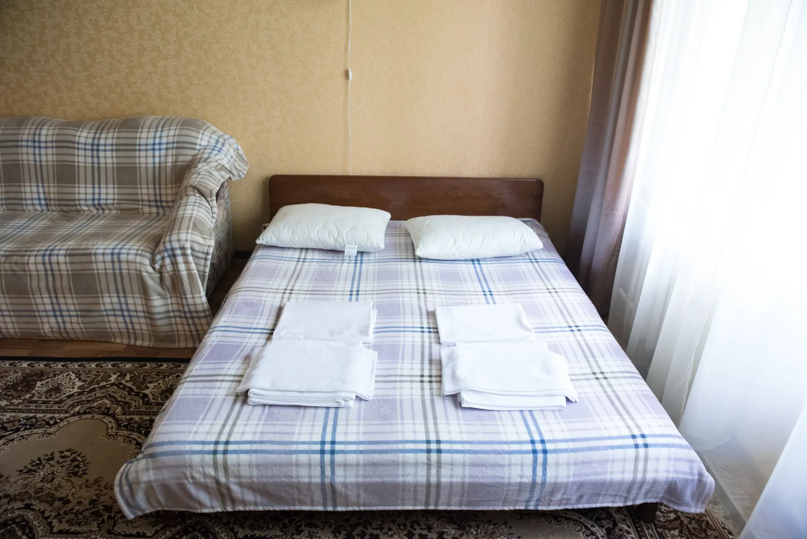 Спальня: двуспальная кровать, крупный план, белое постельное белье, розетки и светильники у каждого спального места