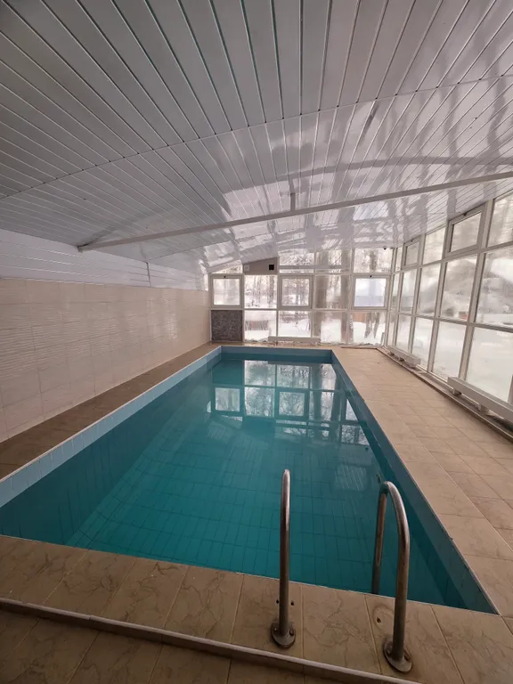 Загородный дом с бассейном и банкетным залом