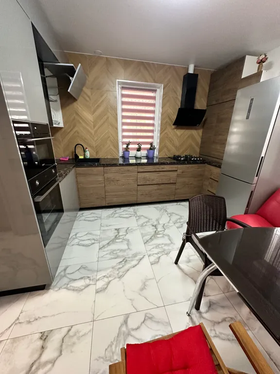 Уютный новый дом в центре города с бассейном