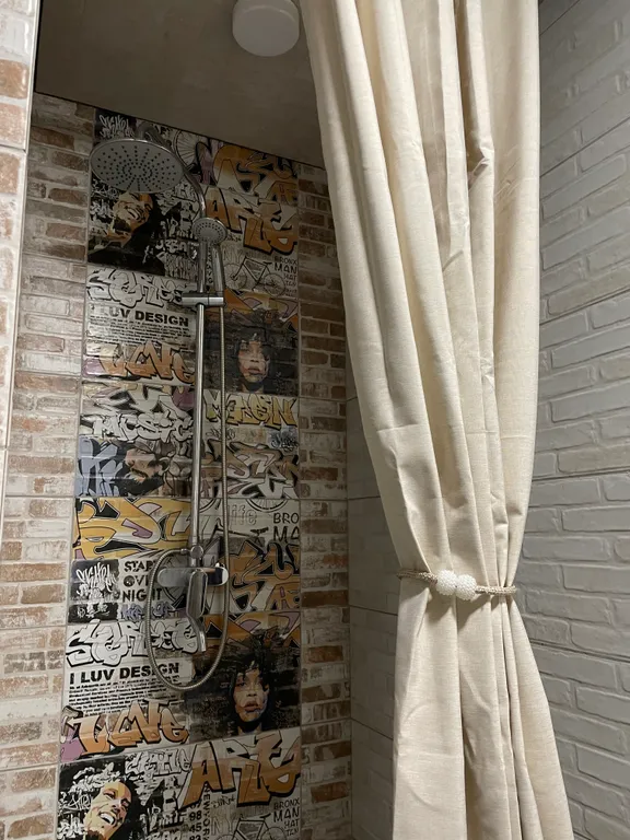 Большой дом в стиле А-фрейм на берегу реки Люторка