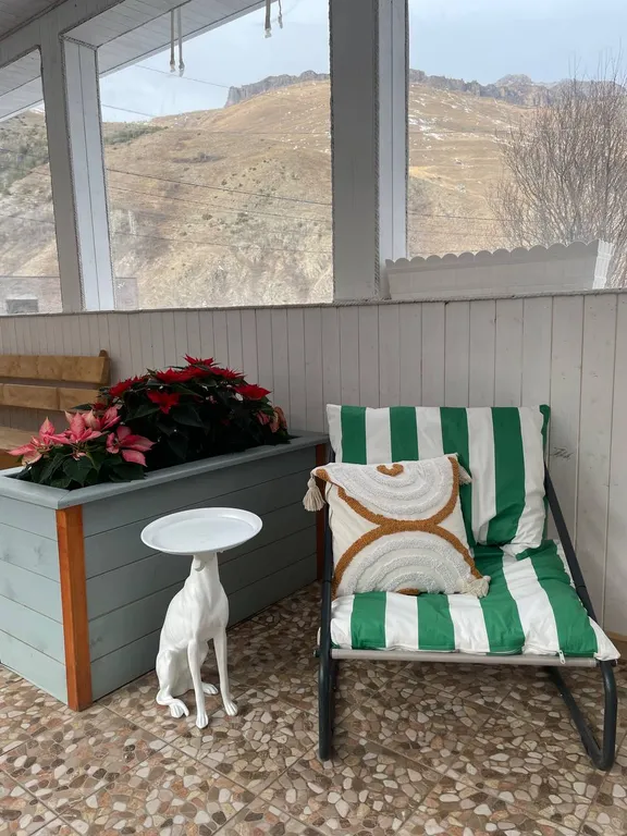 Дом с бассейном у леса