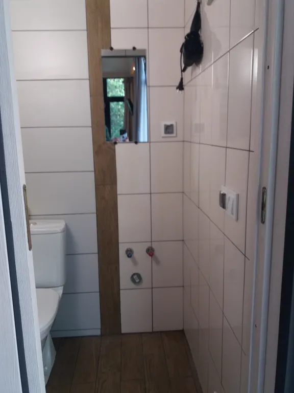 Дом на склоне холма у реки