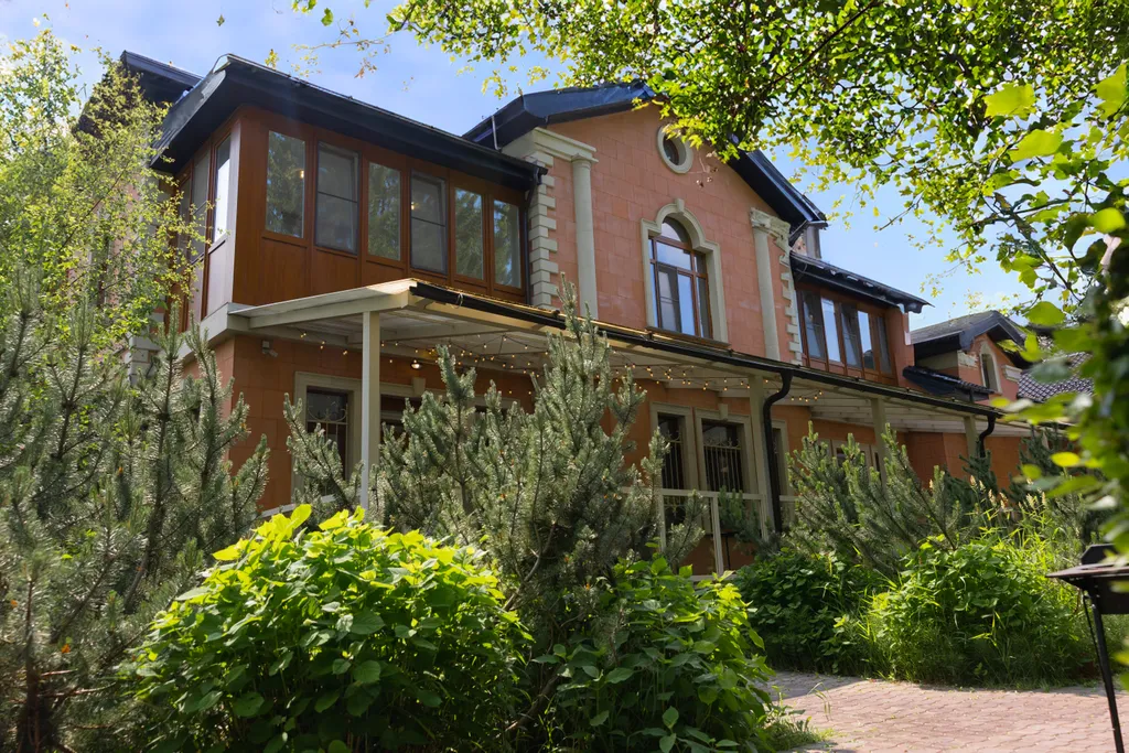 Особняк с большим бассейном в живописном лесном поселке