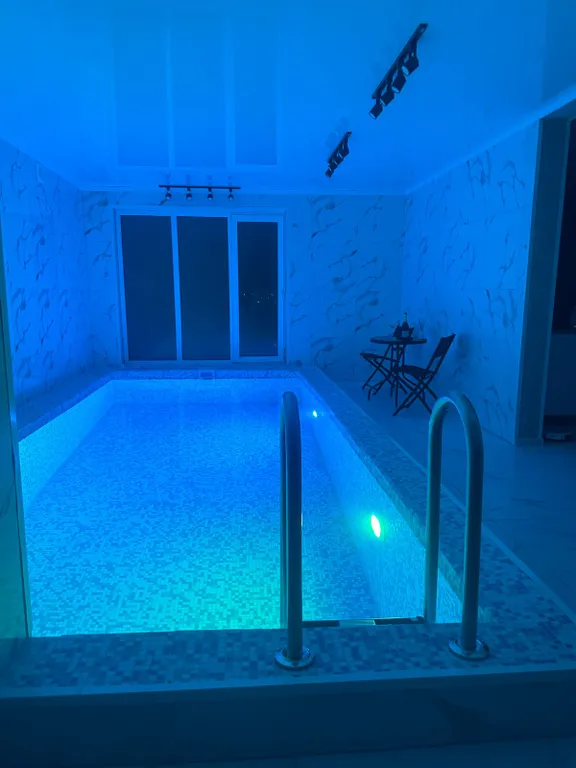 Дом с теплым бассейном и баней