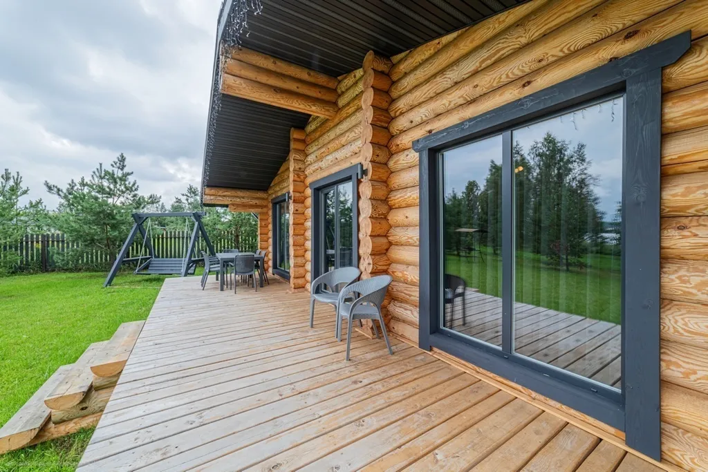 Дом на берегу большого озера