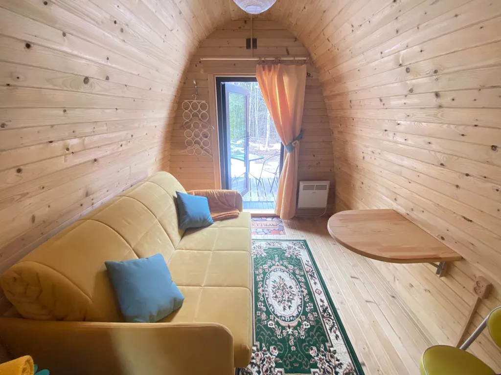 Арочный домик на краю леса без душа