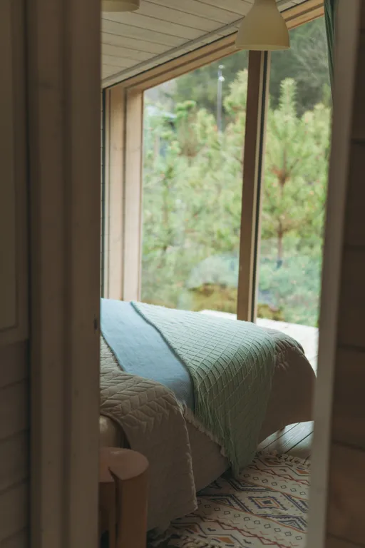 Дом с баней и чаном у воды и леса бохо