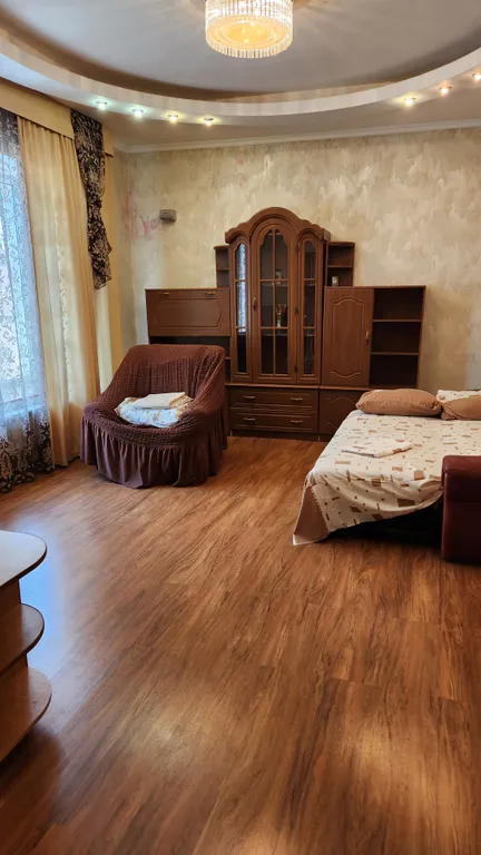 Дом с отдельным двором рядом с Театральной площадью