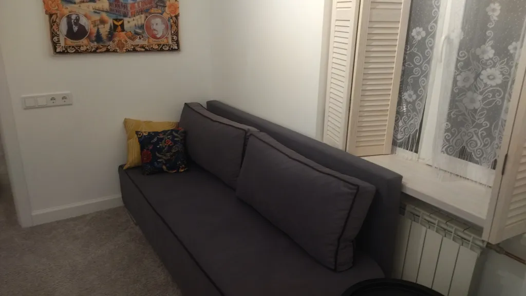 4х местный номер с видом на оживленный дворик кафе