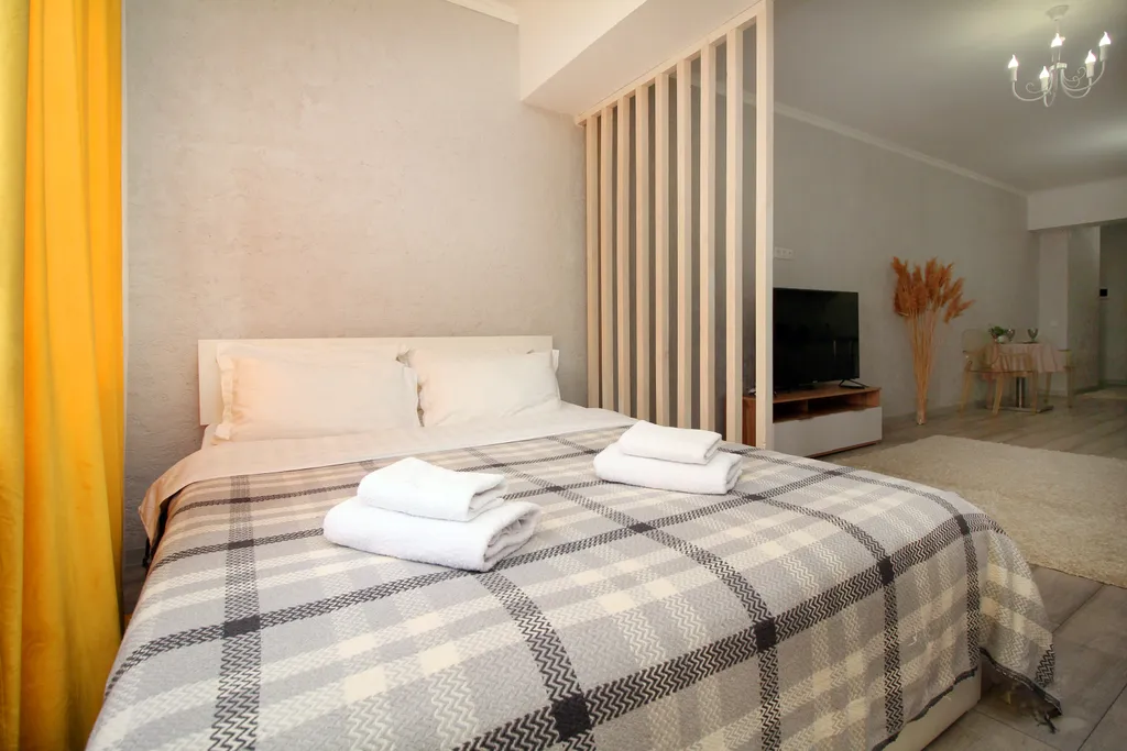 Квартира Студия, центр, с ярким акцентом — Алматы