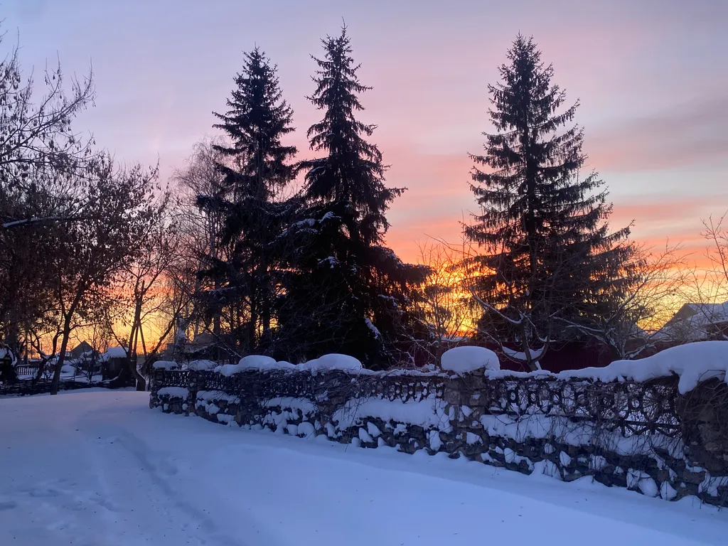 Дом и баня на берегу реки