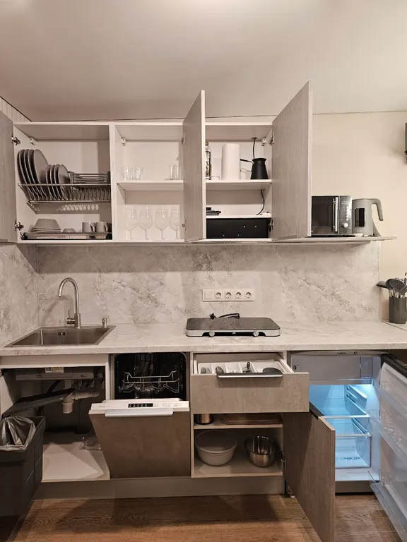 Вилла Nelli с видом на озеро и зоной барбекю среди каменной россыпи