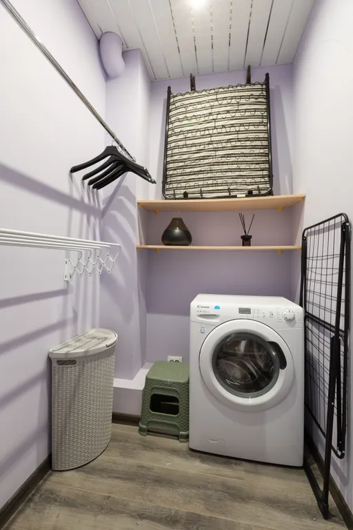 Яркая квартира с видом на заснеженные ветви и искрящийся снег