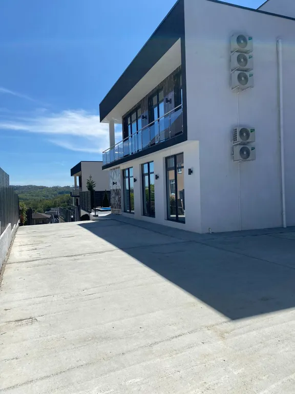 Дом с баней и теплым бассейном