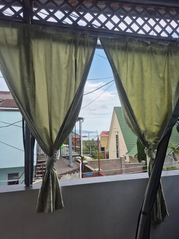 Часть дома с верандой и видом на море, горы и храм