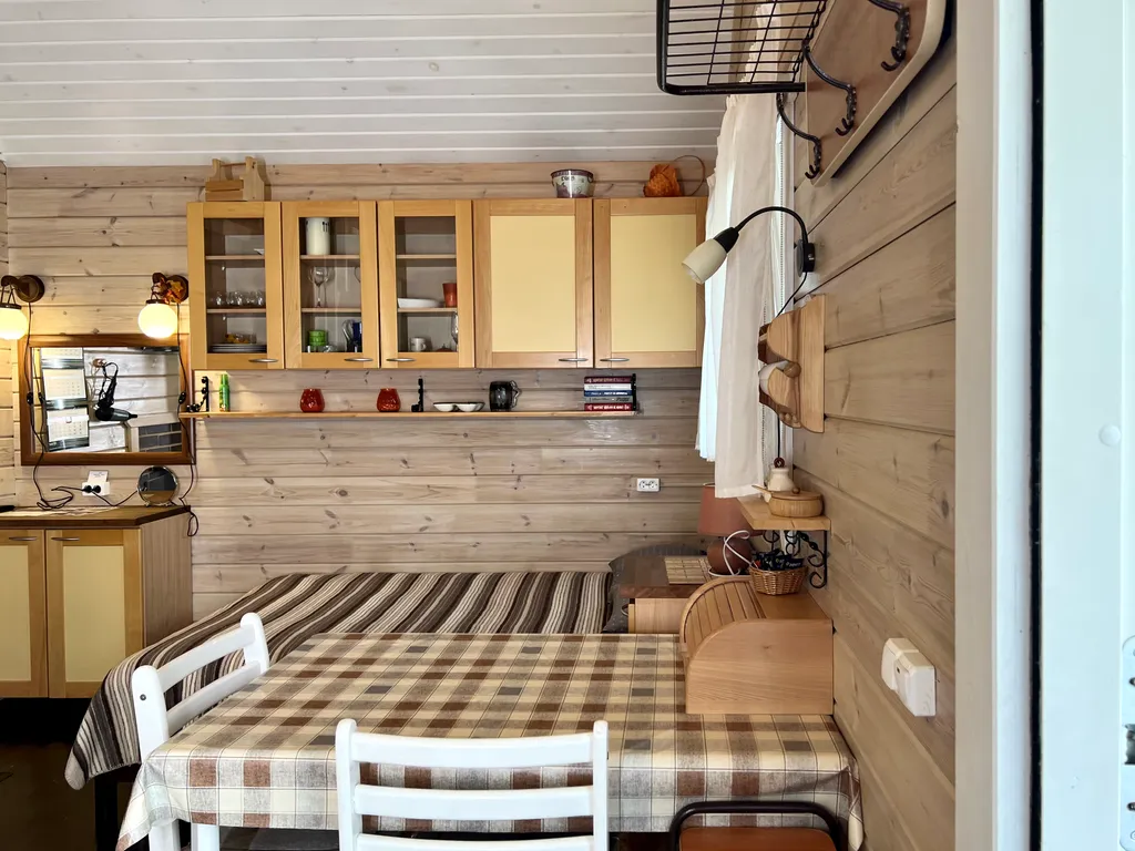 Маленький дом на берегу озера