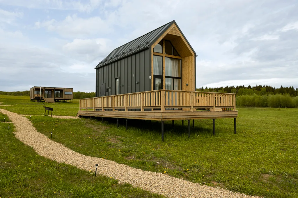 Барн с вторым светом и видом на реку