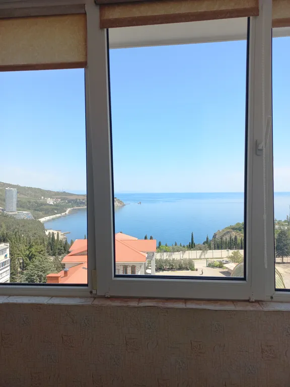 С панорамным видом на море и гору медведь (аю-даг)