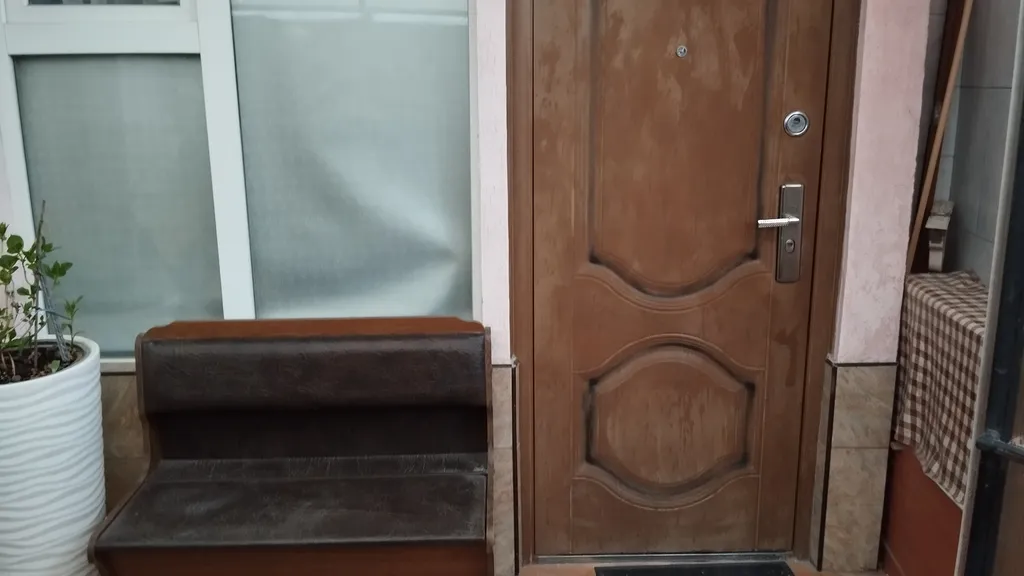 Уютная двухуровневая квартира с обеденной зоной во дворе