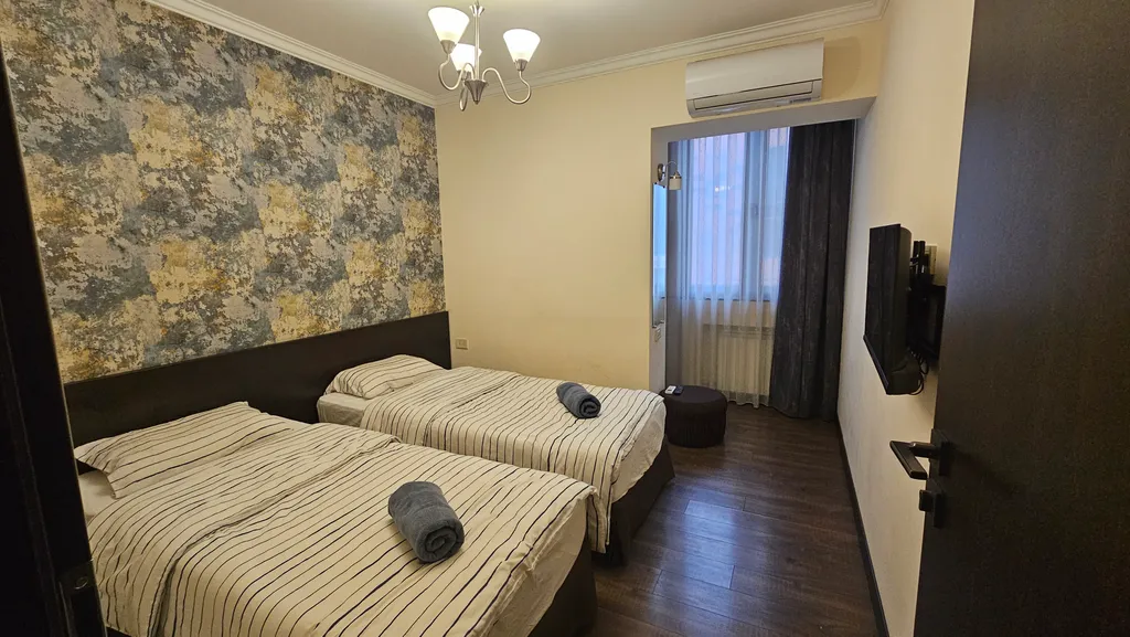 Просторная, светлая квартира с двумя спальнями, малый центр