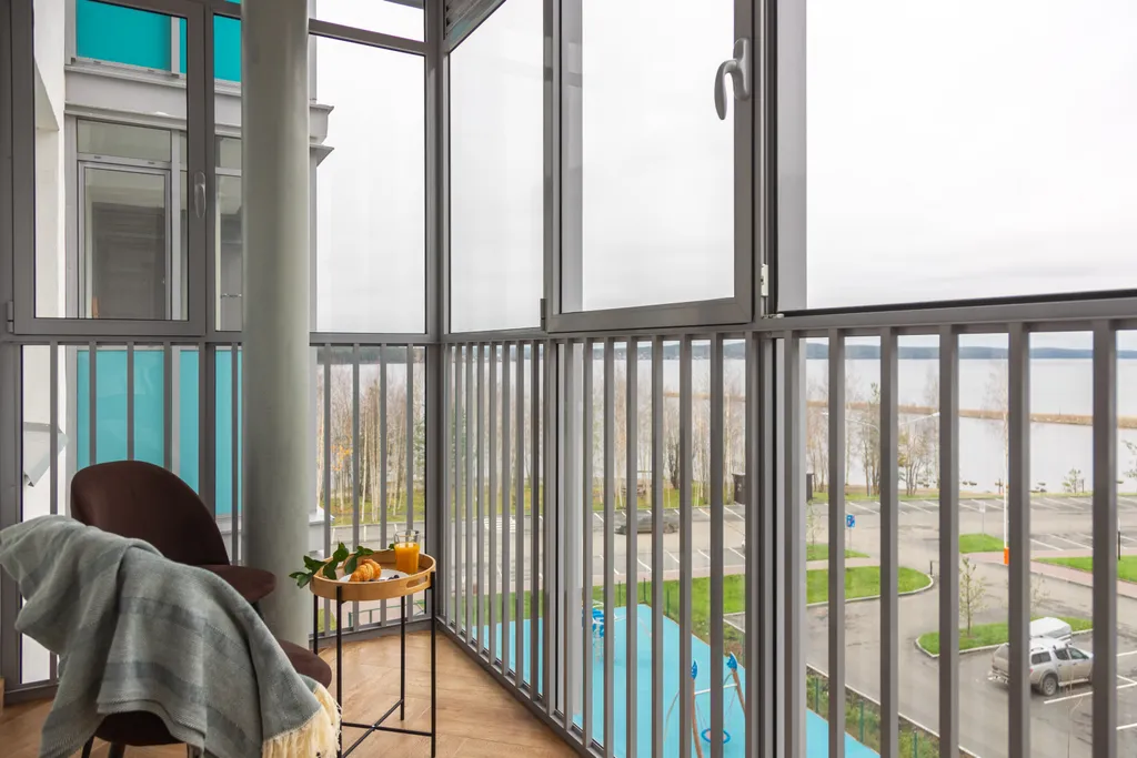 Стильная Amber Studio с видом на озеро