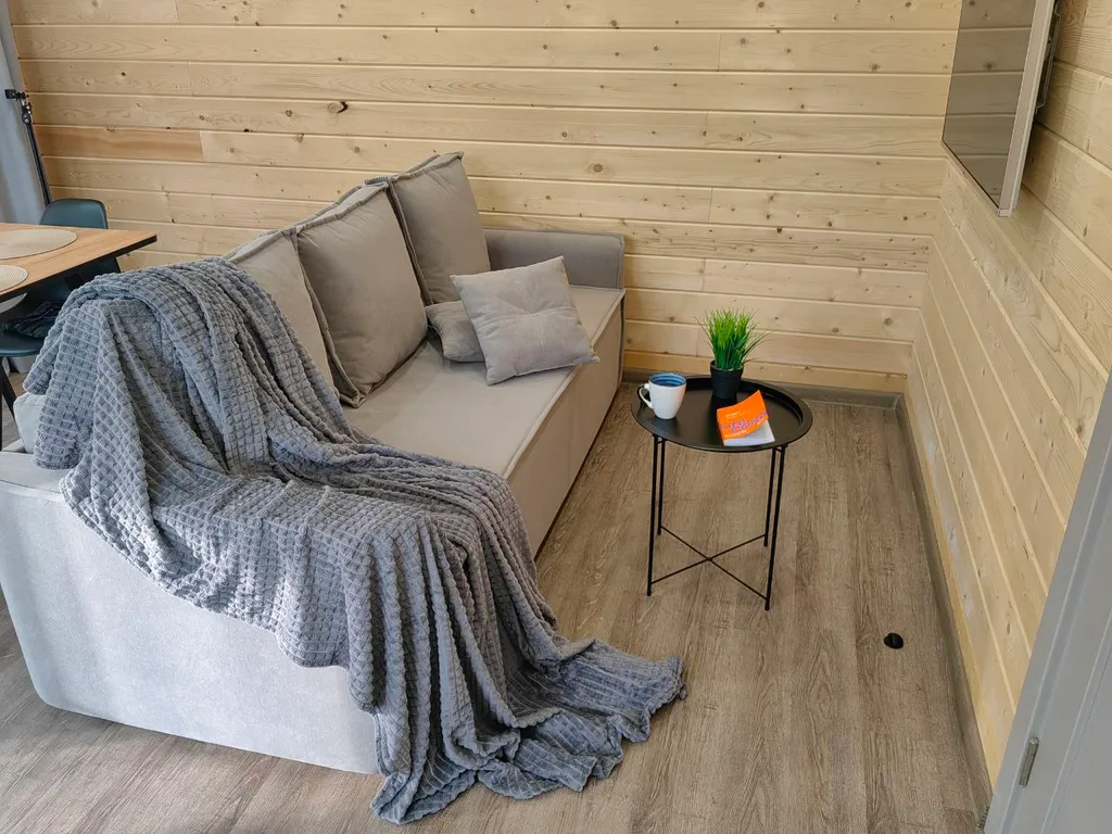 Уединенный домик возле леса