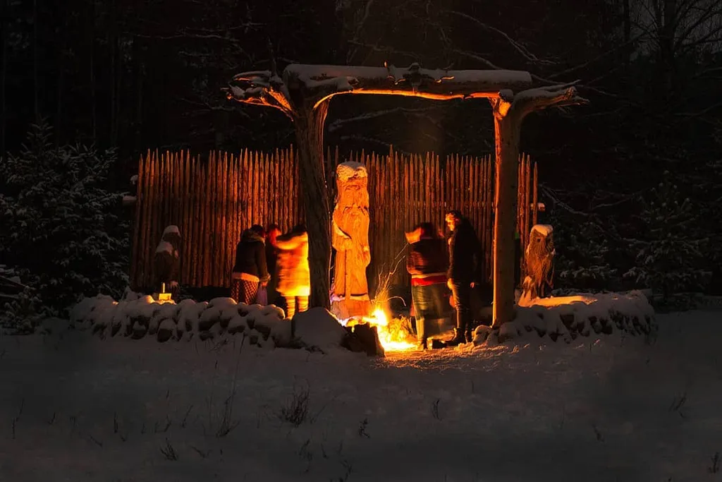 Усадьба Медвежий угол в лесу на берегу озера