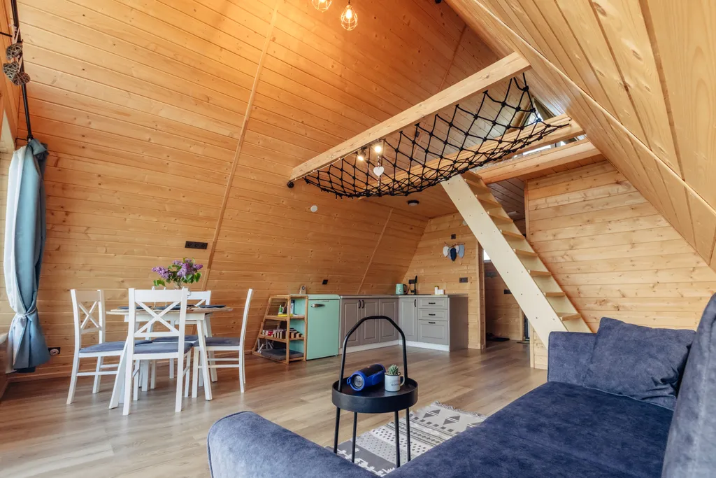 А-фрейм Ель на берегу реки