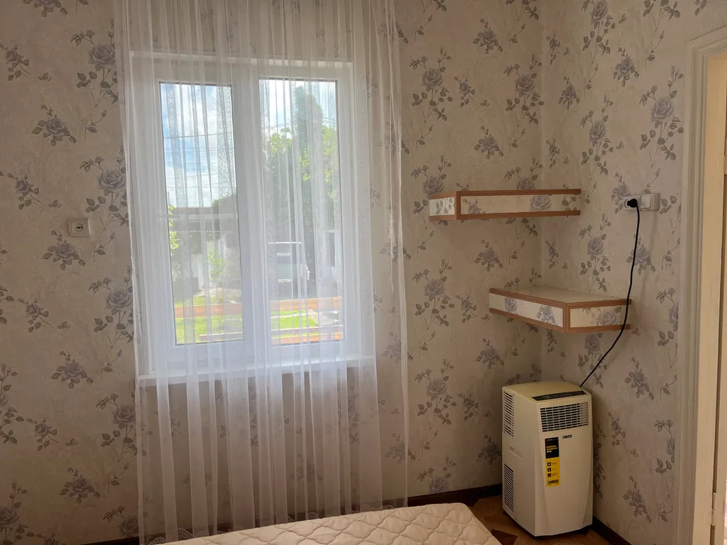 Небольшой домик рядом с морем