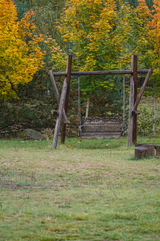 Усадьба Медвежий угол в лесу на берегу озера