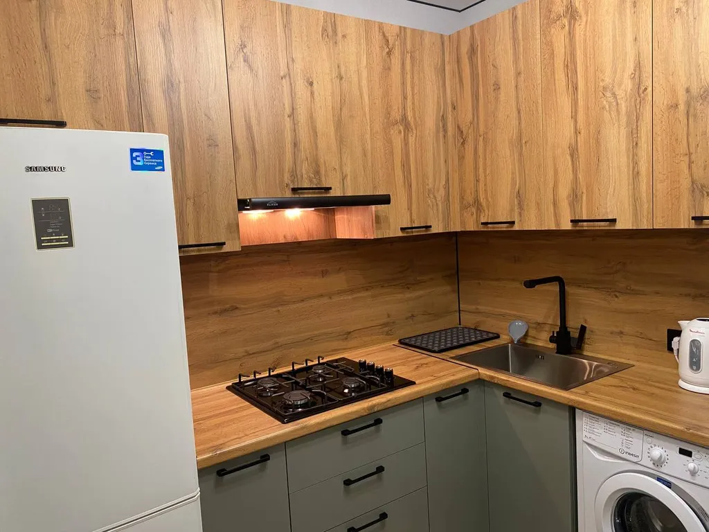 Чистая и современная квартира с видом на горы в центре города