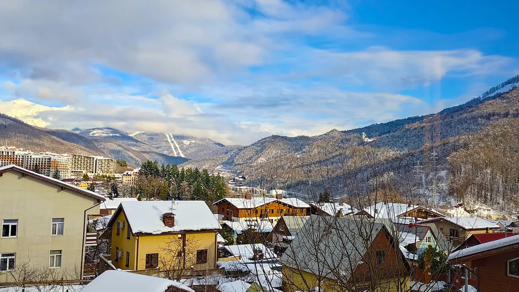 Современный красивый апартамент со спальней. Панорама на горы. Центр.