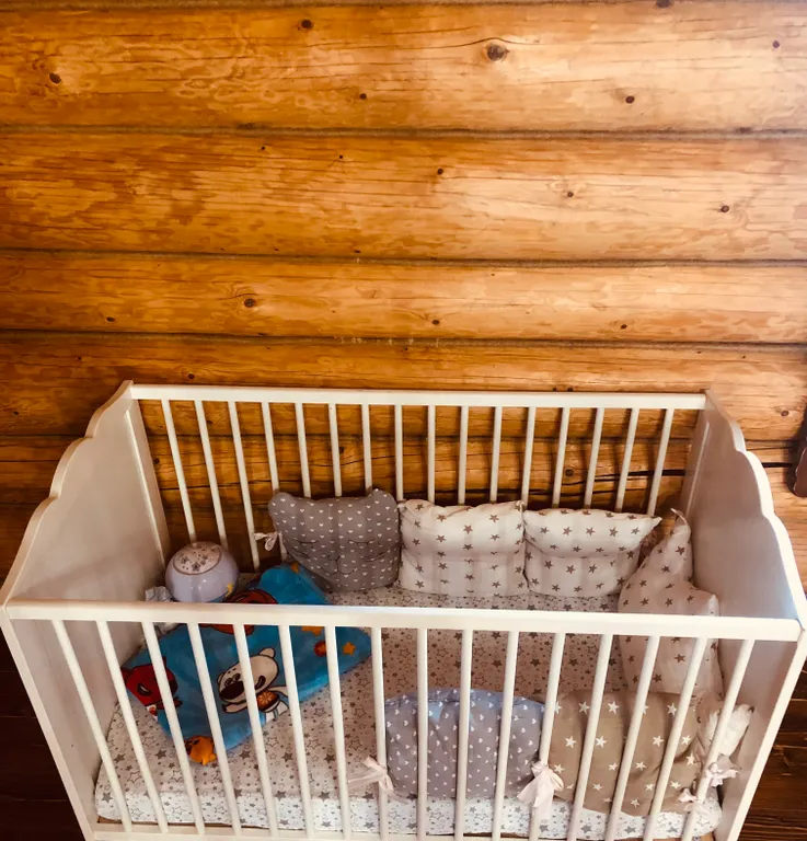 Красивый уютный бревенчатый дом с камином и видом на реку и церковь