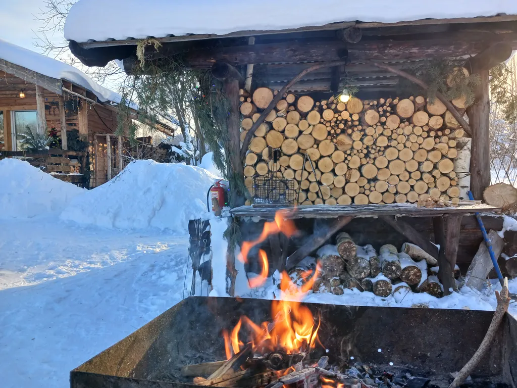 Дом у леса с камином на окраине для отдыха души и тела