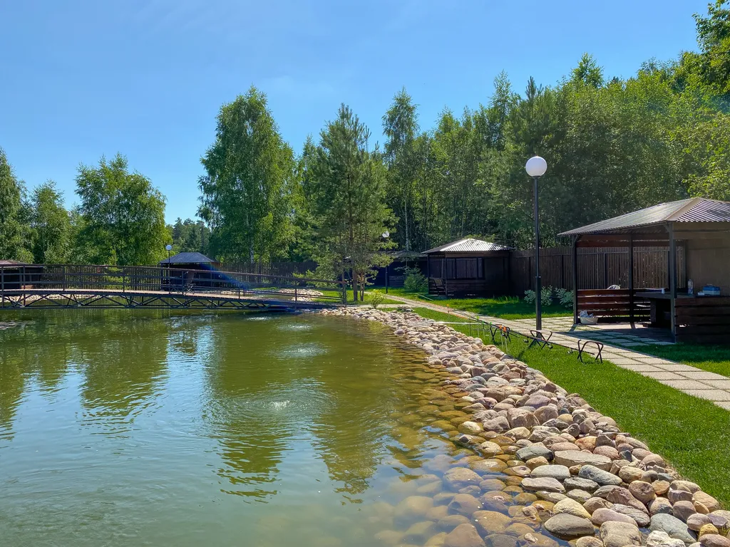 Уютный коттедж в лесу у пруда