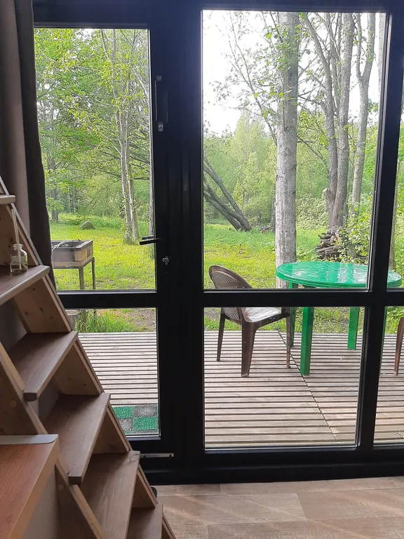 Дом на склоне холма у реки